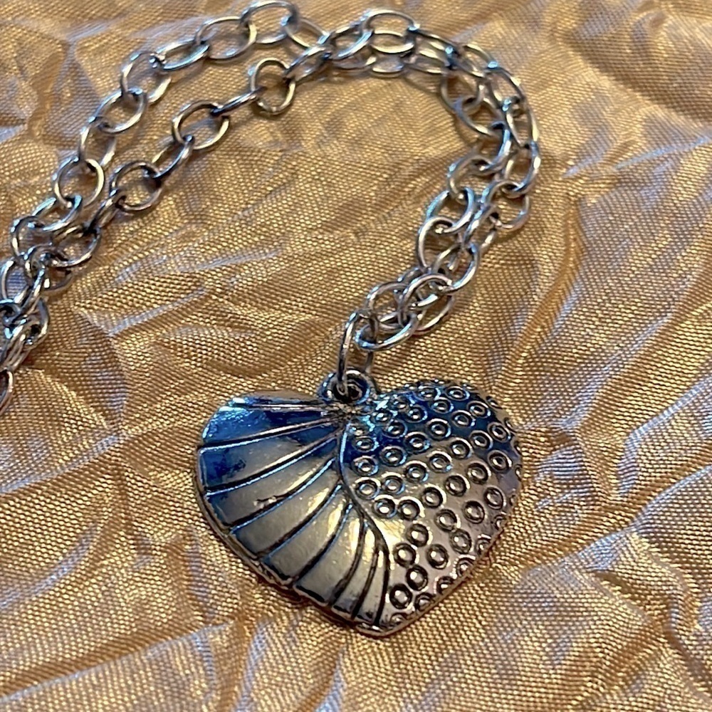 Silver tone heart necklace - Picture 3 of 5